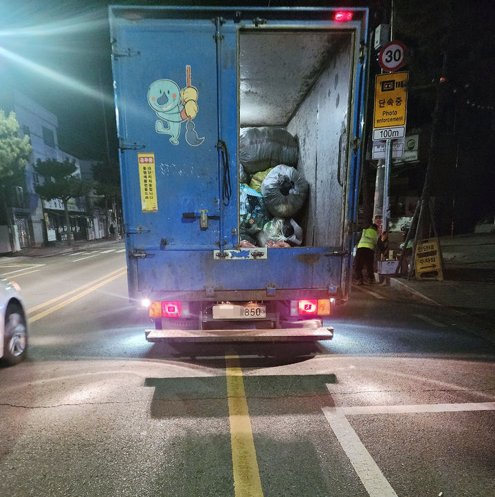 [밀양=뉴시스] 안지율 기자 = 7일 오전 경남 밀양시 삼문동 보건소 앞 도로에서 운행 중인 청소차량 뒤에 설치된 발판. 2026.01.07. alk9935@newsis.com *재판매 및 DB 금지