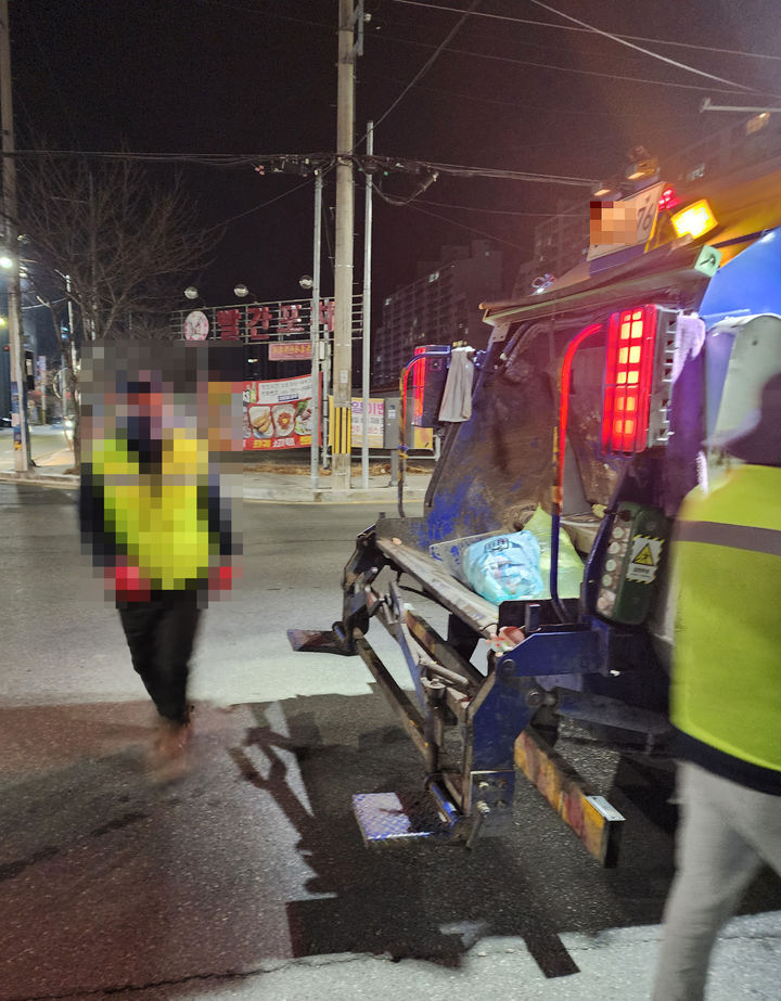 [밀양=뉴시스] 안지율 기자 = 지난 5일 경남 밀양시 신삼문동 빨간포차 앞 사거리 도로에서 환경미화원이 청소차량 뒤에 설치된 발판에 매달려 있다. 2026.01.07. alk9935@newsis.com *재판매 및 DB 금지