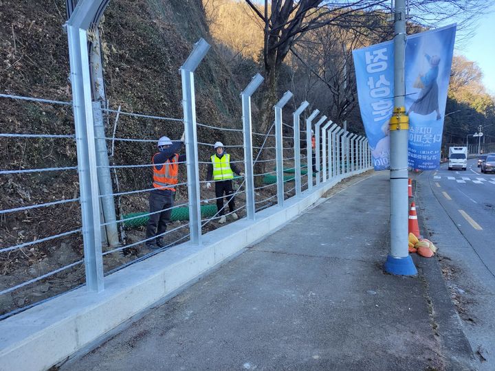 [진주=뉴시스] 진주시, 새벼리 도로 안전강화 휀스 설치.(사진=진주시 제공).2026.01.07.photo@newsis.com *재판매 및 DB 금지