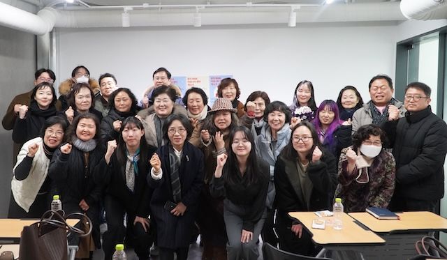 [서울=뉴시스] '동덕 RISE 커뮤니티센터' 개소식에서 참가자들이 기념사진을 촬영하고 있다. (사진=동덕여대 제공) 2026.01.07. photo@newsis.com *재판매 및 DB 금지