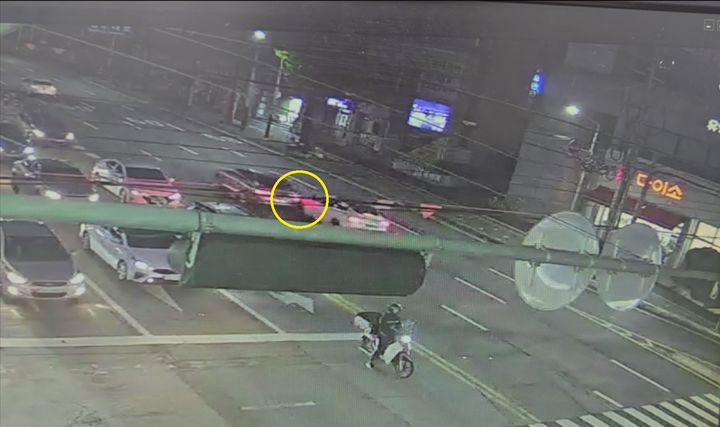 [예산=뉴시스] 지난해 5월1일 오후 7시30분께 충남 천안 쌍용동 쌍용사거리에서 대리기사 공모 보험사기 사고 모습. (사진=충남경찰청 제공 동영상 갈무리) 2026.01.07. photo@newsis.com&nbsp; *재판매 및 DB 금지