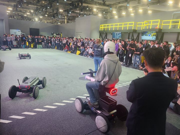 [라스베이거스=뉴시스] 6일(현지시간) 미국 라스베이거스 컨벤션 센터 웨스트 홀에서 열린 CES 2026 현대차그룹 부스 내 모베드 시연에 관람객이 대거 참석한 모습. (사진=이창훈 기자) 2026.01.06 photo@newsis.com *재판매 및 DB 금지 *재판매 및 DB 금지