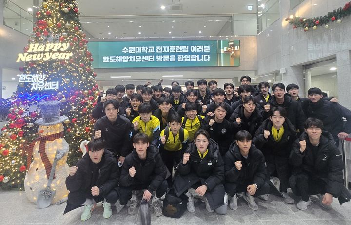 [광주=뉴시스] 전남 완도군은 7일 해양치유센터에서 동계 전지훈련 참가 선수들이 다양한 체험활동을 벌이고 있다고 밝혔다. (사진=완도군 제공). 2025.01.07. photo@newsis.com *재판매 및 DB 금지