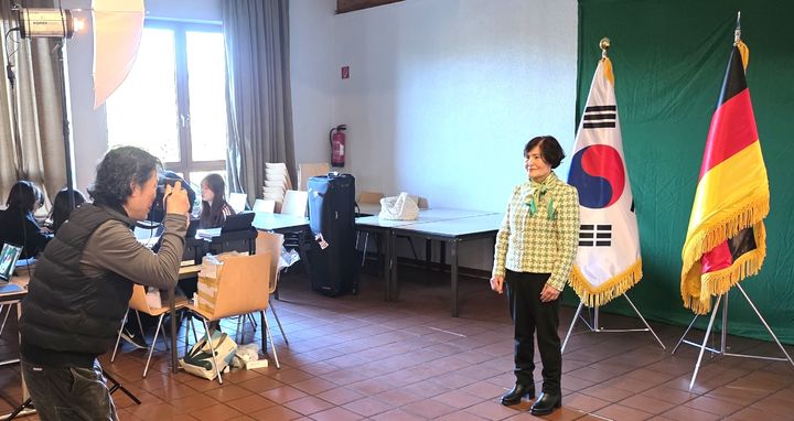 [대전=뉴시스] 배재대 광고사진영상학과 독일에서 사진촬영하는 모습. (사진=배재대 제공) 2026.01.07. photo@newsis.com *재판매 및 DB 금지