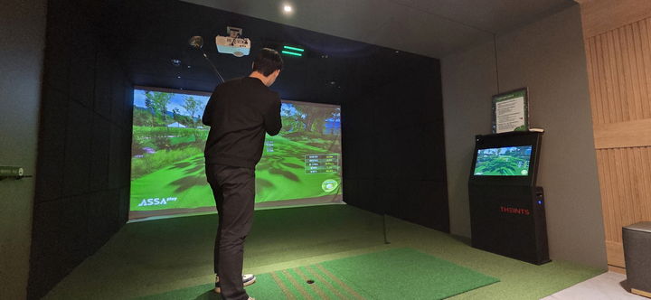 [서울=뉴시스] 삼성1동복합문화센터에 설치된 스크린 파크 골프장. 2026.01.07. (사진=강남구 제공) *재판매 및 DB 금지