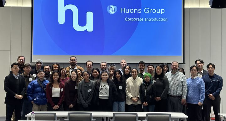 [서울=뉴시스] 지난 6일 미국 캘리포니아주립대 샌마르코스 캠퍼스 임직원 및 생명과학분야 대학원생이 경기도 과천에 위치한 휴온스 동암연구소를 방문했다. (사진=휴온스그룹 제공) 2026.1.7. photo@newsis.com *재판매 및 DB 금지