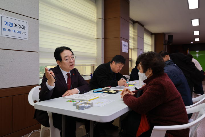 농어촌기본소득 지급신청 첫날, 안내하는 황규철 옥천군수 *재판매 및 DB 금지