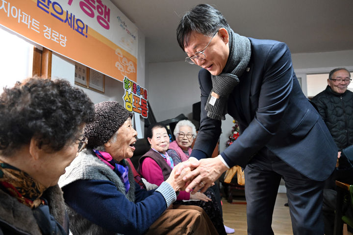 [안산=뉴시스]이민근 안산시장이 6일 '2026 희망을 나누는 첫인사, 동행'에서 성포동 주공10단지아파트 경로당을 방문해 어르신들과 인사를 나누고 있다.(사진=안산시 제공)2026.01.07.photo@newsis.com *재판매 및 DB 금지