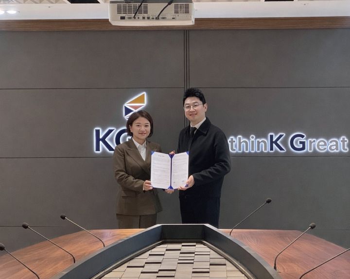 [서울=뉴시스] 수산아이앤티는 KG ICT와 전략적 파트너십 계약을 체결했다고 7일 밝혔다. 정은아 수산아이앤티 대표(왼쪽)와 이상준 KG ICT 대표(오른쪽)가 기념 촬영을 하고 있다. (사진=수산아이앤티 제공) *재판매 및 DB 금지