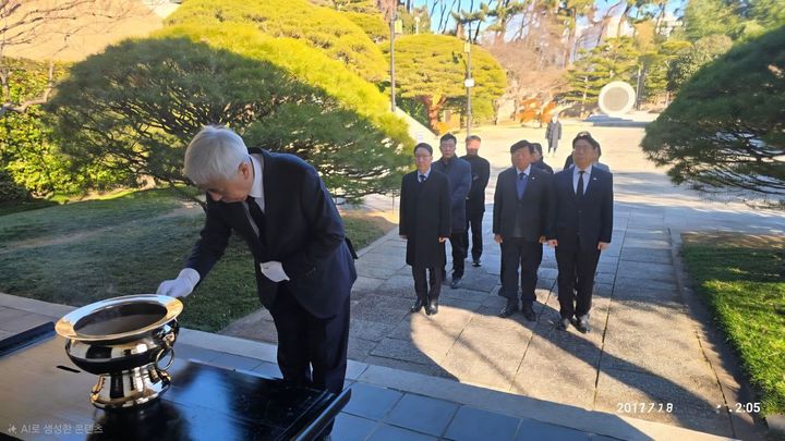 [부산=뉴시스] 최종열 조국혁신당 부산시당위원장 권한대행(맨 앞)과 정진백 기장군 지역위원장 등 10여 명이 충렬사와 민주공원을 참배했다. (사진=조국혁신당 부산시당 제공) 2026.01.07. photo@newsis.com *재판매 및 DB 금지