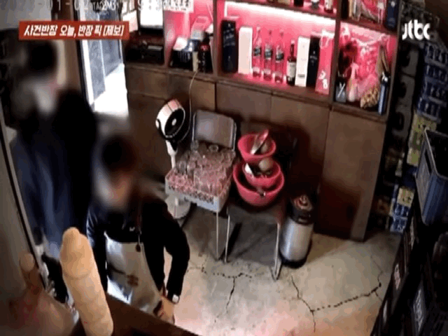 피자펍에 들어온 남성 손님이 짧은 시간 동안 화장실을 반복적으로 오가며 여성 직원에게 접근한 뒤 신체를 만지는 성추행을 저질렀다.2026.01.07.(사진= 'JTBC 사건반장' zoqcj) *재판매 및 DB 금지