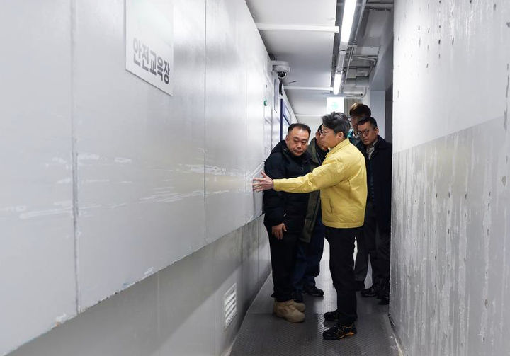 [서울=뉴시스] 홍지선 국토교통부 제2차관은 취임 이후 첫 현장 행보로 7일 오전 경기 광주시 곤지암읍 쿠팡CFS 곤지암1센터를 찾아 물류센터 시설과 종사자의 근로 여건을 점검하고 있다. 2026.1.7. (사진=국토교통부 제공) photo@newsis.com *재판매 및 DB 금지