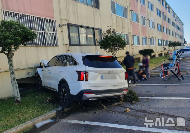 [제주=뉴시스] 6일 오후 제주시 영평동 소재 아파트에서 차량이 돌진해 소방당국이 수습에 나서고 있다. (사진=제주소방안전본부 제공) 2026.01.07. photo@newsis.com
