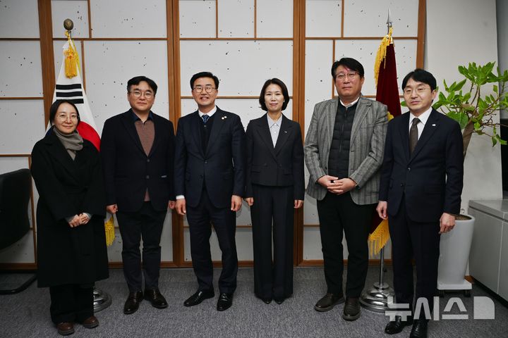 [완주=뉴시스] 유의식 완주군의장과 농어촌公 전주·완주·임실지사 간 간담회 후 기념촬영 모습. *재판매 및 DB 금지