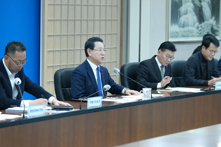[무안=뉴시스] 김영록 전남지사가 7일 청사 서재필실에서 열린 정책회의에서 실국장들과 도정 현안을 논의하고 있다. (사진 = 전남도 제공). 2026.01.07. photo@newsis.com *재판매 및 DB 금지