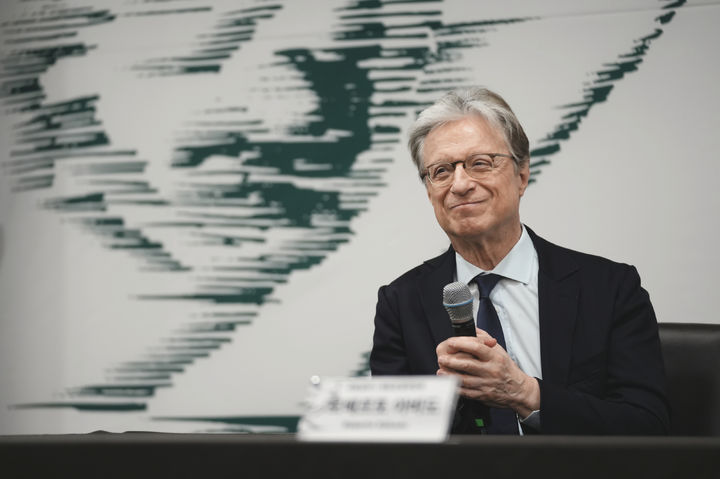 [서울=뉴시스] 7일 서울 서초구 예술의전당 무궁화홀에서 열린 '국립심포니오케스트라 제8대 음악감독 취임간담회'에서 음악감독으로 선임된 로베르토 아바도가 참석했다. (사진=국립심포니오케스트라 제공) 2026.01.07. photo@newsis.com *재판매 및 DB 금지