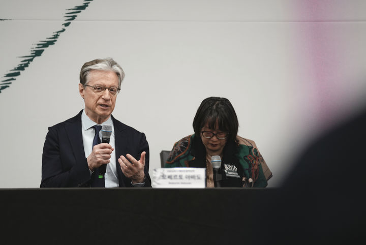 [서울=뉴시스] 7일 서울 서초구 예술의전당 무궁화홀에서 열린 '국립심포니오케스트라 제8대 음악감독 취임간담회'에서 음악감독으로 선임된 로베르토 아바도가 참석했다. (사진=국립심포니오케스트라 제공) 2026.01.07. photo@newsis.com *재판매 및 DB 금지