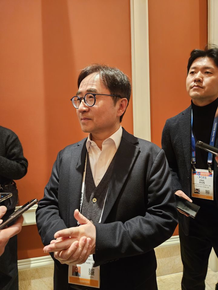 [라스베이거스=뉴시스]장덕현 삼성전기 사장이 6일(현지시간) 미국 라스베이거스에서 열린 'CES 2026' 전시장에서 취재진을 만나 답변하고 있다. (사진=공동취재단) 2026.01.06. photo@newsis.com *재판매 및 DB 금지