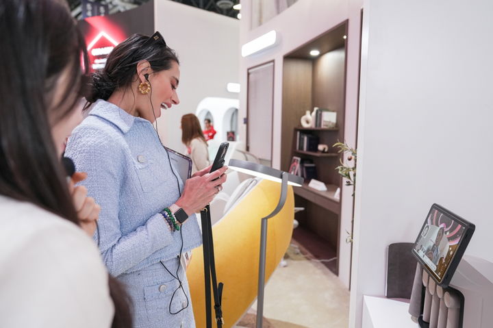 [서울=뉴시스] 세라젬은 영화 '탑건: 매버릭'에 출연한 모델 겸 배우 줄리아 루페티가 자사가 전시한 'AI 웰니스 홈' 전시를 직접 찾았다고 7일 밝혔다. (사진=세라젬 제공) 2026.01.07. photo@newsis.com *재판매 및 DB 금지