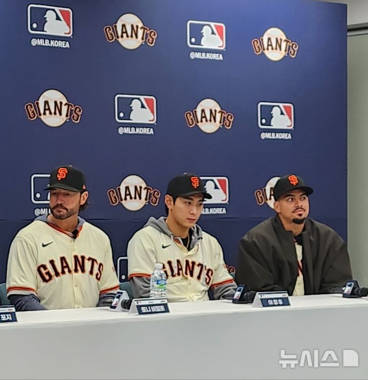 [이천=뉴시스] 박윤서 기자 = 왼쪽부터 메이저리그 샌프란시스코 자이언츠 토니 바이텔로 감독, 이정후, 윌리 아다메스. 2026.01.07.