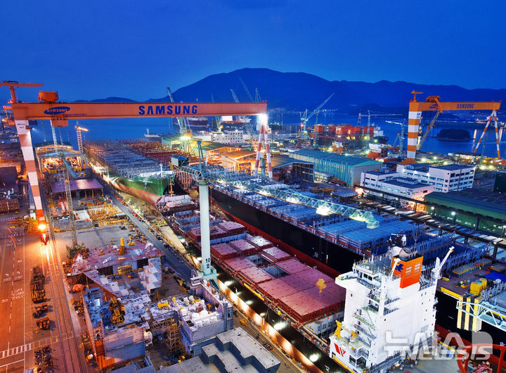 [거제=뉴시스] 신정철 기자= 삼성중공업 등 대한민국 조선소들이 지난 한해동안 총 247척(1160만CGT)을 수주한 것으로 집계됐다. 한국이 21%, 중국은 63%인 1421척(3537만CGT)를 수주했으며, 지난 2024년에 비해 한국은 8% 중국은 35% 늘어났다.사진은 삼성중공업 거제조선소 전경.(사진=뉴시스DB).2026.01.07. photo@newsis.com