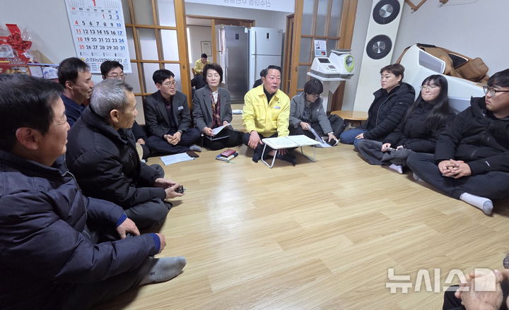 [순창=뉴시스] 김종효 기자 = 7일 오전 순창군 전체 320개 마을의 연초방문을 시작한 최영일 군수가 쌍치면 산수마을에서 주민들에게 군 복지사업에 대한 설명을 하고 있다. 2026.1.07. kjh6685@newsis.com