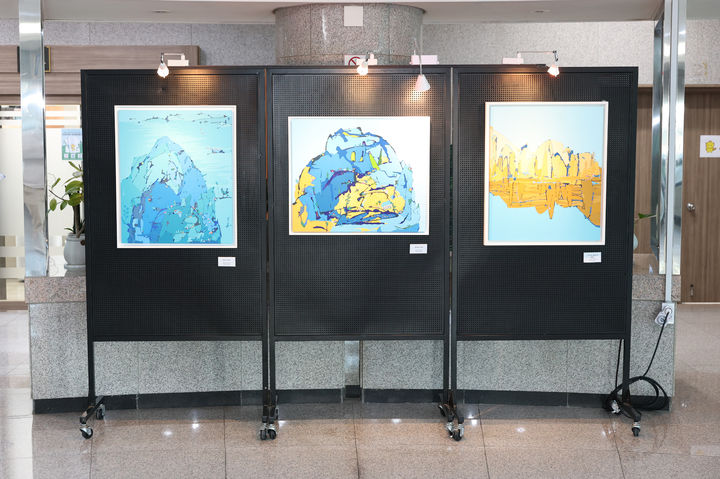 [화성=뉴시스]화성시의회 1층 로비에 전시된 강정원 작가의 회화 작품.(사진=화성시의회 제공)2026.01.07.photo@newsis.com *재판매 및 DB 금지