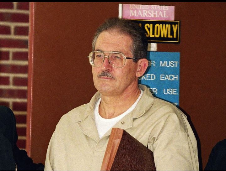 [AP/뉴시스] 구소련과 러시아에 정보를 팔아넘기고 재판에 넘겨진 전 중앙정보국(CIA) 요원 앨드리치 에임스가 1994년 4월 28일 버지니아주 알렉산드리아 연방 법원에서 간첩행위 및 탈세공모 혐의에 대해 유죄를 인정한 뒤 법정을 나서고 있다. 2026.01.07. *재판매 및 DB 금지