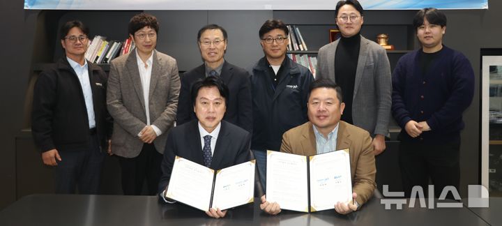 [성남=뉴시스]가천대학교가 포스콤과 바이오헬스 및 AI 기반 미래인재 양성과 산학협력 강화를 위한 업무협약(MOU)을 체결하고 기념촬영을 하고 있다(사진=가천대 제공)