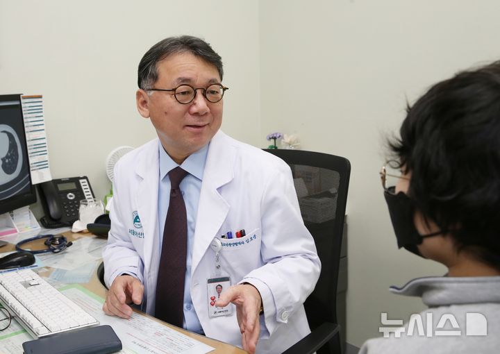 [서울=뉴시스] 임호준 서울아산병원 소아청소년종양혈액과 교수가 가족 공여자에게 반일치 조혈모세포이식을 받은 재생불량성빈혈 환아를 진료하고 있다. (사진= 서울아산병원 제공)