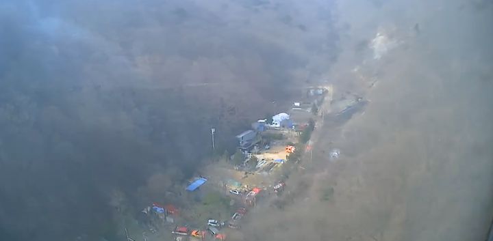 경주 야산 불…헬기 8대 투입, 1시간 만에 주불 잡아