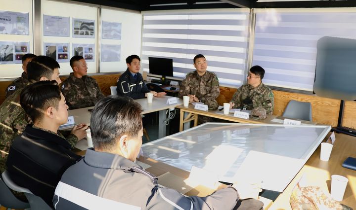 [울산=뉴시스] 육군 제53보병사단 울산여단은 7일 '26년 화랑훈련 준비와 통합방위태세 확립을 위한 육·해군-해경 공조회의를 개최하고 있다. (사진=제53보병사단 울산여단 제공) 2026.01.07. photo@newsis.com *재판매 및 DB 금지
