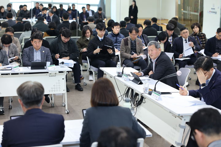 [제주=뉴시스] 7일 오전 제주시 일도1동 제주소통협력센터에서 새해 첫 시정정책 공유 간부회의가 열린 가운데 김완근 제주시장이 발언하고 있다. (사진=제주시 제공) 2026.01.07. photo@newsis.com *재판매 및 DB 금지