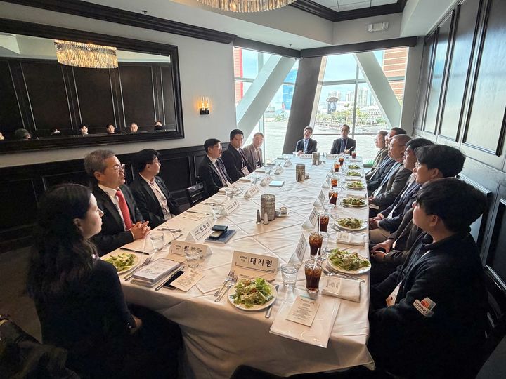 [서울=뉴시스] 산업통상부와 코트라는 CES 2026 개막일인 6일(현지시간) 혁신상 수상기업 및 통합한국관 참가기업 11개사를 초청해 현장간담회를 열었다. 사진은 현장간담회에서 기업인 및 관계자들이 발언하는 모습. (사진=코트라 제공) 2026.1.8. photo@newsis.com *재판매 및 DB 금지