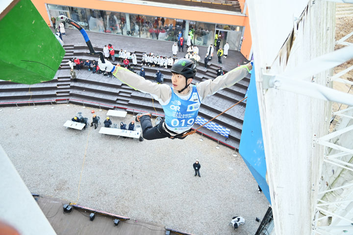 [청송=뉴시스] 청송 아이스클라이밍 월드컵 경기장에서 한 선수가 경기벽을 오르고 있다. (사진=청송군 제공) 2026.01.07. photo@newsis.com *재판매 및 DB 금지