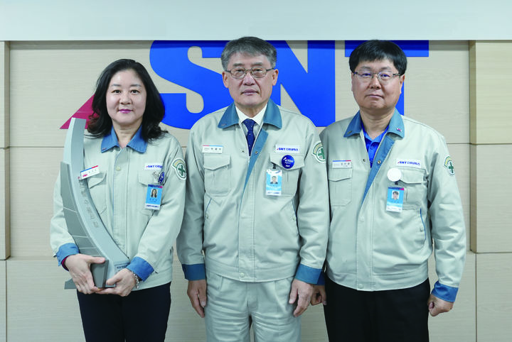 [창원=뉴시스] SNT다이내믹스 배성희 특사기술마케팅팀장(왼쪽부터), 박재석 대표이사 사장, 김진영 사업본부장. (사진=SNT다이내믹스 제공) 2026.01.07. photo@newsis.com *재판매 및 DB 금지