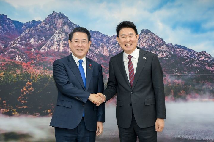 [순천=뉴시스] 7일 전남도청에서 김영록 전라남도지사와 노관규 순천시장이 사진촬영하고 있다. (사진=순천시 제공) 2026.01.07. photo@newsis.com *재판매 및 DB 금지