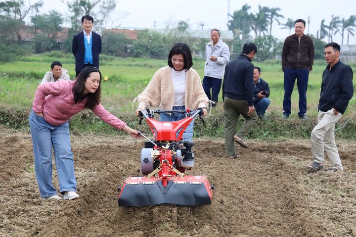 농진청, 베트남 땅콩 농가에 한국산 농기계 기증…생산성·소득↑