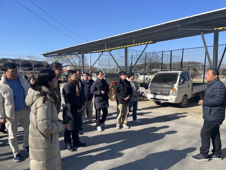 [세종=뉴시스] 경기 여주시 구양리 '햇빛소득마을'을 둘러보는 세종시 방문단. (사진=세종시) 2026.01.07. photo@newsis.com *재판매 및 DB 금지