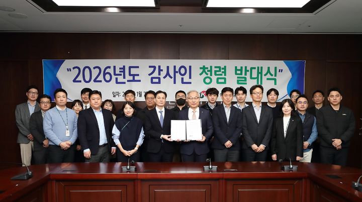 [울산=뉴시스] 한국석유공사 박공우 상임감사위원(왼쪽 다섯번째)이 7일 울산 본사에서 올해 감사인 청렴 발대식을 개최한 뒤 직원들과 기념촬영을 하고 있다. (사진=한국석유공사 제공) 2026.01.07. photo@newsis.com *재판매 및 DB 금지