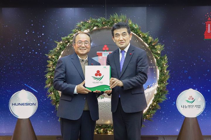 [서울=뉴시스] 휴네시온은 사랑의열매 사회복지공동모금회가 운영하는 고액 기업 기부자 모임 '나눔명문기업' 전국 717호로 가입했다고 7일 밝혔다. (왼쪽부터) 정동섭 휴네시온 대표와 황인식 사랑의열매 사무총장이 기념 촬영을 하고 있다. (사진=휴네시온 제공) *재판매 및 DB 금지