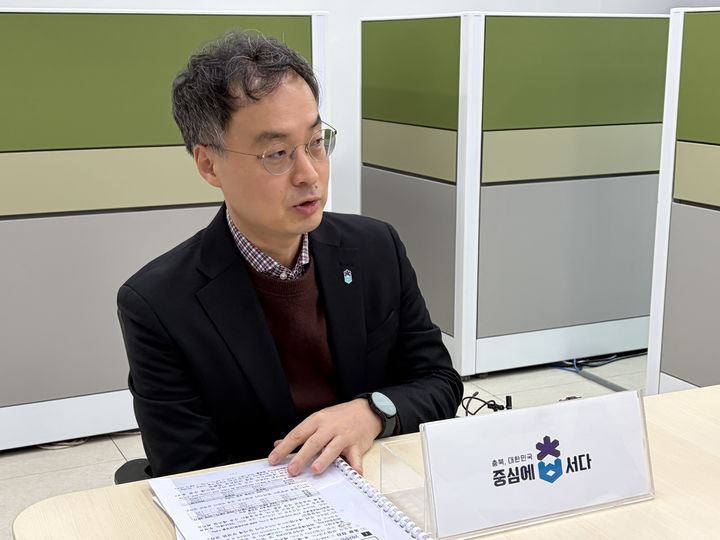 [청주=뉴시스] 이복원 충북도 경제부지사가 7일 충북도청 기자실에서 지난해 충북경제 평가와 올해 전망·정책 방향을 설명하고 있다. (사진=충북도 제공) 2026.01.07. photo@newsis.com *재판매 및 DB 금지