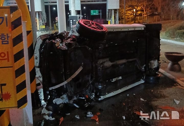 [영동=뉴시스] 영동군 황간IC 차량 전도 사고. (사진=영동소방서 제공) 2026.01.07. photo@newsis.com