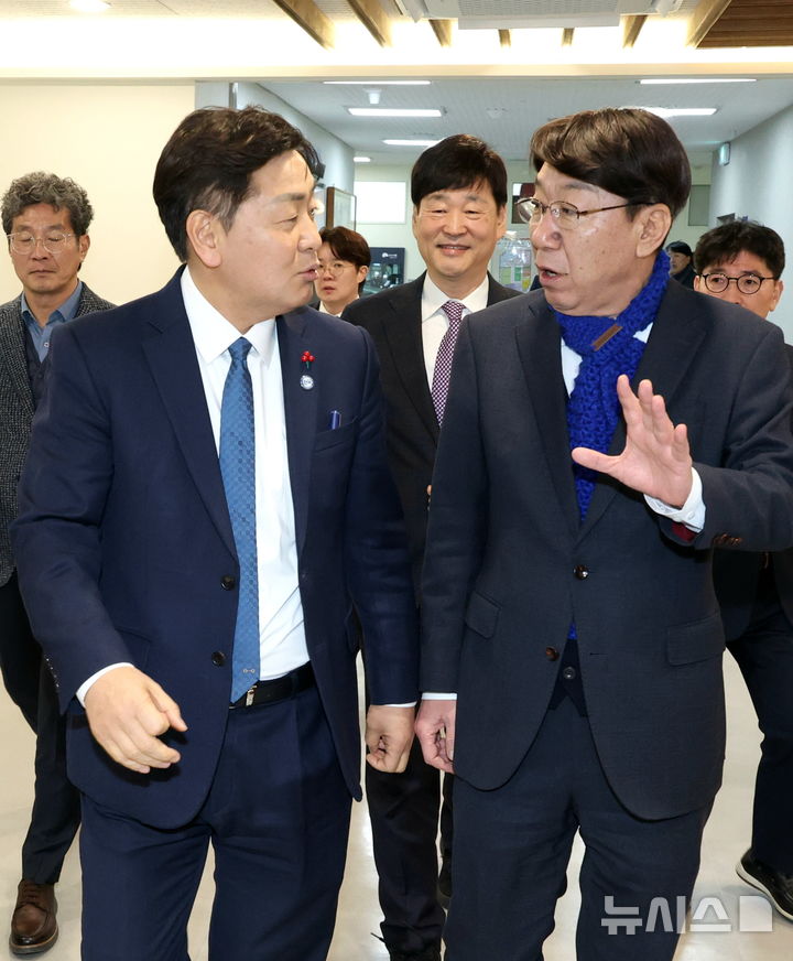 [전주=뉴시스] 김얼 기자 = 2026년을 맞이해 시·군 방문에 나선 김관영(왼쪽) 전북특별자치도지사가 7일 첫 번째 행선지인 전북 전주시 전주시청을 방문해 우범기 전주시장과 대화를 나누며 장내로 들어서고 있다. 2026.01.07. pmkeul@newsis.com