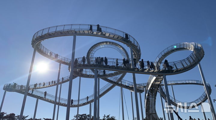 [포항=뉴시스] 송종욱 기자 = 포항시는 고향사랑기부제에 차별화된 답례품을 제공하기 위해 28~30일 사흘간 우수 업체를 대상으로 공급 업체를 공개 모집한다. 사진은 포항의 대표 관광지인 스페이스워크 전경. 2026.01.07. photo@newsis.com