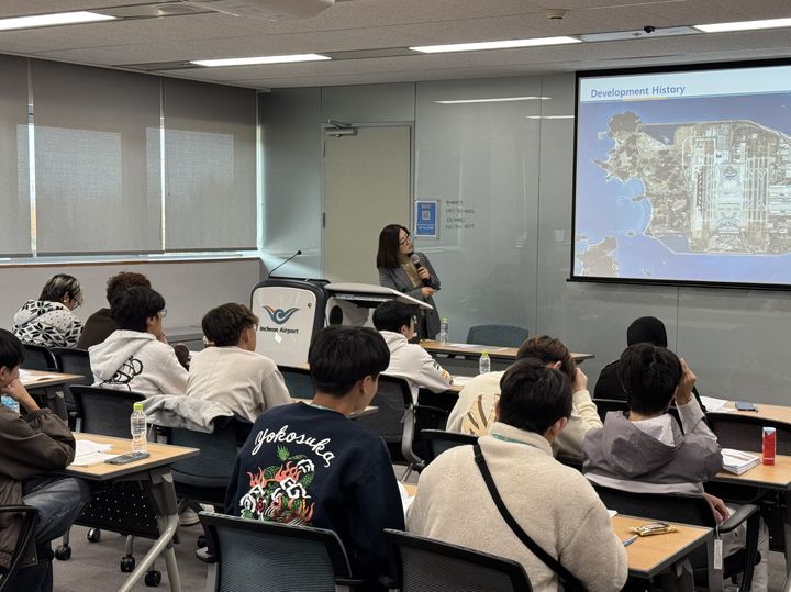 [서울=뉴시스] 인천국제공항공사는 오는 27일부터 태국북부방콕대학교와 함께 ‘차세대 항공전문가 양성 프로그램(NGAP)’을 제공한다고 밝혔다. 사진은 공사가 이전에 진행했던 프로그램(NGAP) 교육 현장 모습. 2026.1.7. (사진=인천공항공사 제공) photo@newsis.com *재판매 및 DB 금지