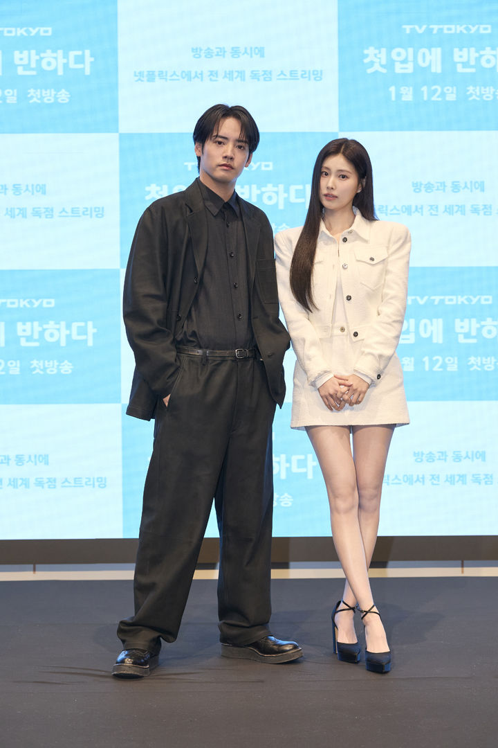 아카소 에이지(왼쪽), 강혜원