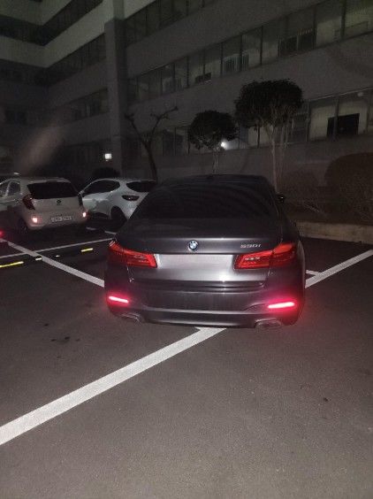 [뉴시스] 주차장 3칸을 한 차량이 차지한, 이른바 '주차빌런' 사연이 온라인에서 공분을 사고 있다. (사진='보배드림' 캡처) *재판매 및 DB금지 *재판매 및 DB 금지