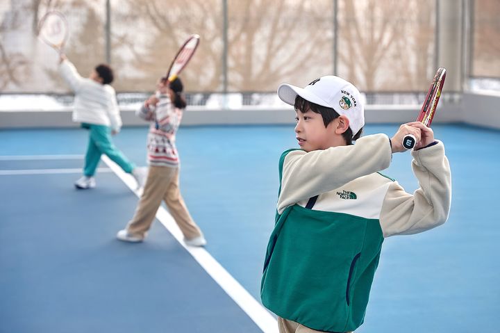 ‘워커힐 윈터 키즈 캠프’ 중 ‘키즈 테니스’. (사진=워커힐 호텔앤리조트) *재판매 및 DB 금지