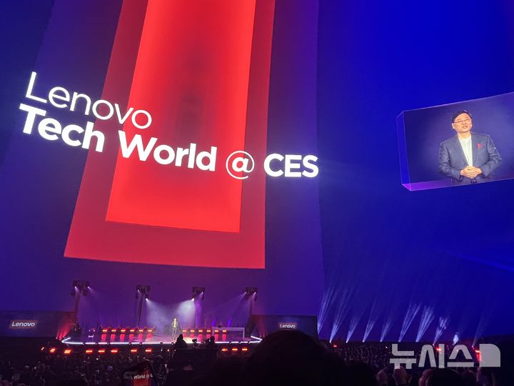 [라스베이거스=뉴시스]이현주 기자 = 양위안칭 레노버 회장이 6일(현지시간) CES 2026이 개막한 미국 라스베이거스 스피어에서 기조연설을 하고 있다. lovelypsyche@newsis.com